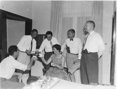 Robert van Gulik in geïmproviseerde kantoorruimte in hotel St.George tijdens burgeroorlog in Beiroet (1958).